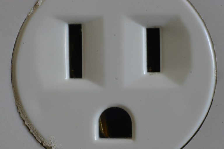 Electrical outlet wiring - dead outlet troubleshooting