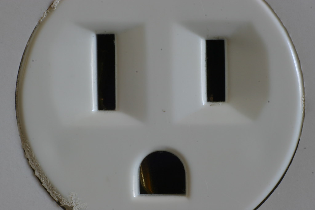 Electrical outlet wiring - dead outlet troubleshooting